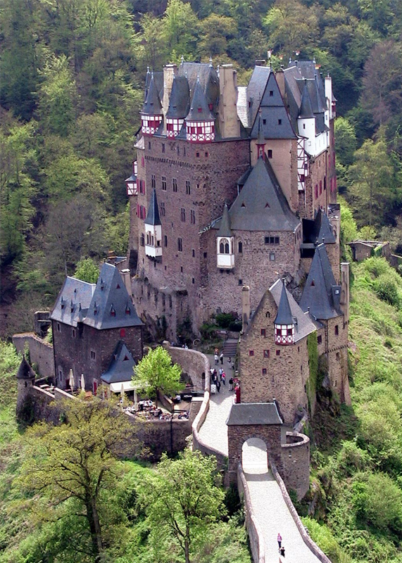 El precioso Castillo "Burg Eltz" escala obligada de este itinerario... LA NOUVELLE ETOILE CRUCEROS FRANCIA CRUCEROS BORGOÑA CRUCEROS CANALES DE FRANCIA AUXERRE CRUCEROS FLUVIALES CRUCEROS BARCAZA EUROPEAN WATERWAYS #EuropeanWaterways #CrucerosFluviales #CrucerosBarcosPequeños #CrucerosFamiliares #CrucerosPrivados